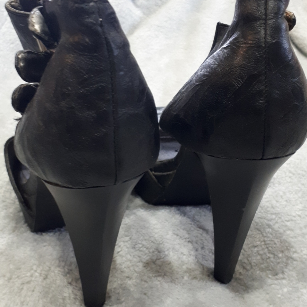 Heels - Picture 5 of 6